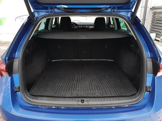 Škoda Octavia Combi Elegance.